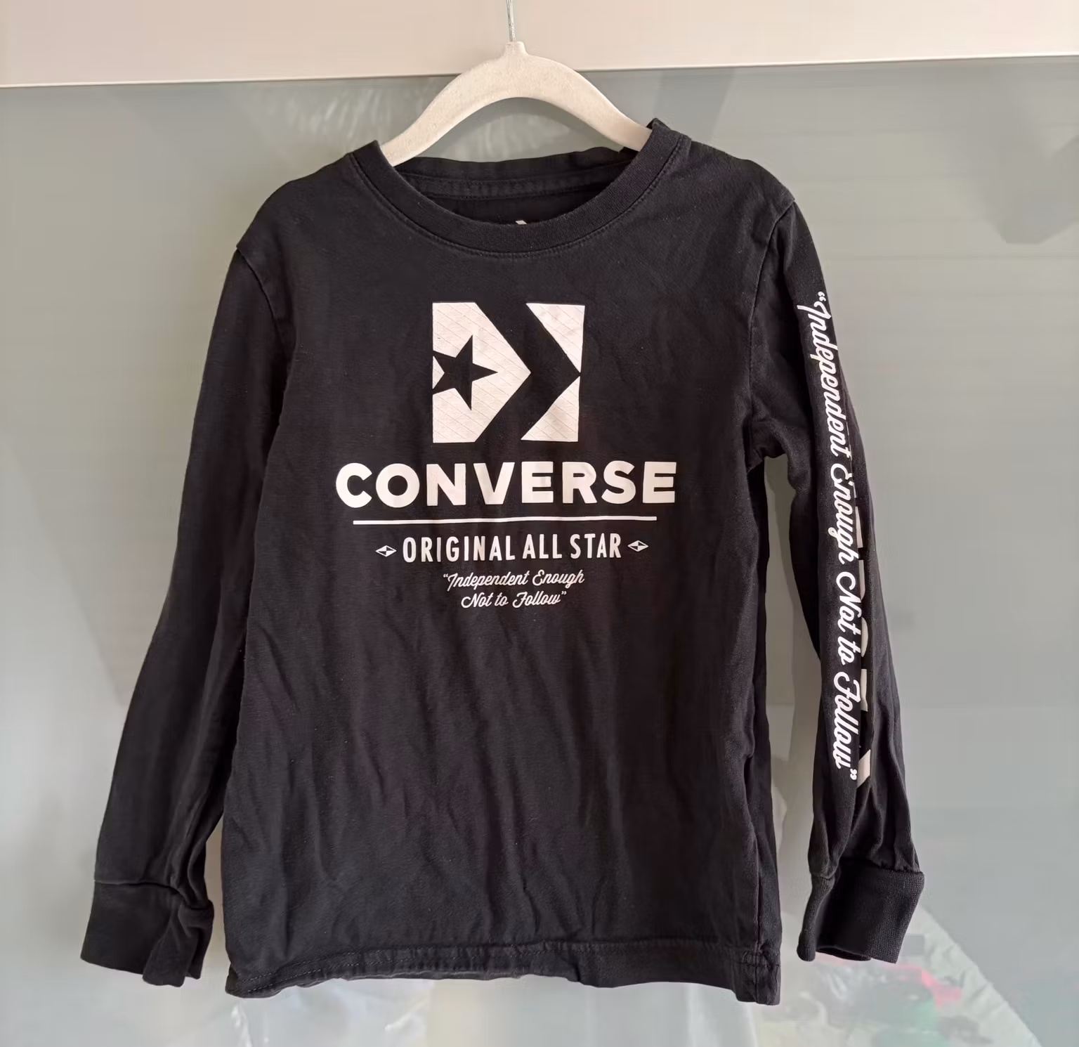 Converse sort langærmet bluse med All Star-print – str. 110–116