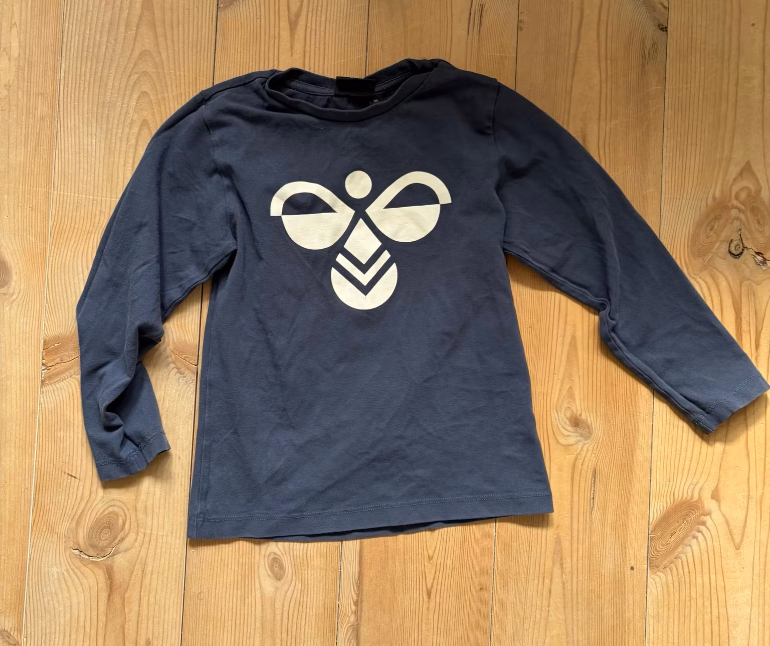 Hummel mørkeblå langærmet bluse med stort logo – str. 110