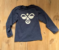 Hummel mørkeblå langærmet bluse med stort logo – str. 110