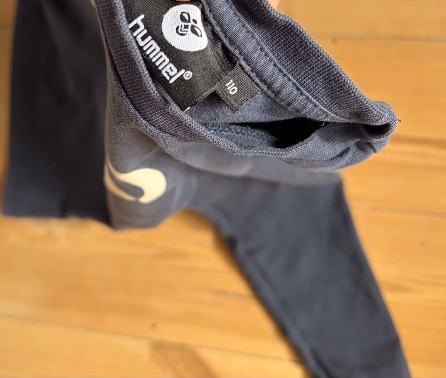 Hummel mørkeblå langærmet bluse med stort logo – str. 110