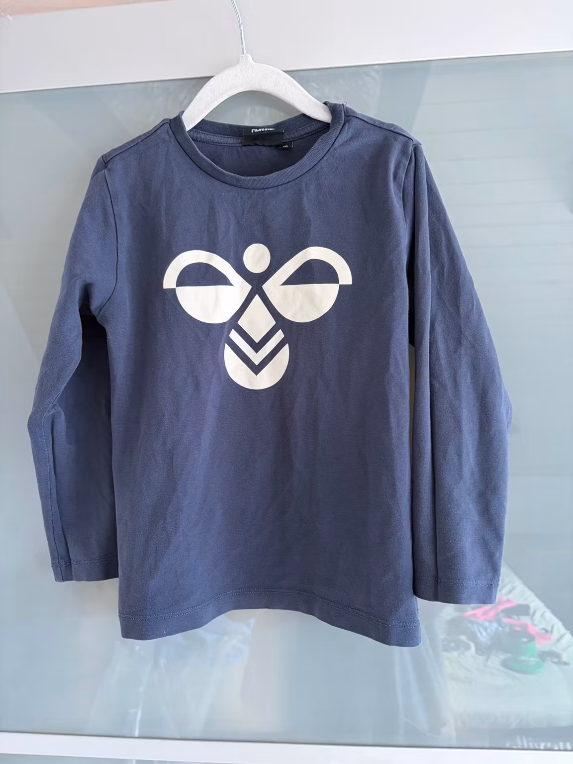 Hummel mørkeblå langærmet bluse med stort logo – str. 110