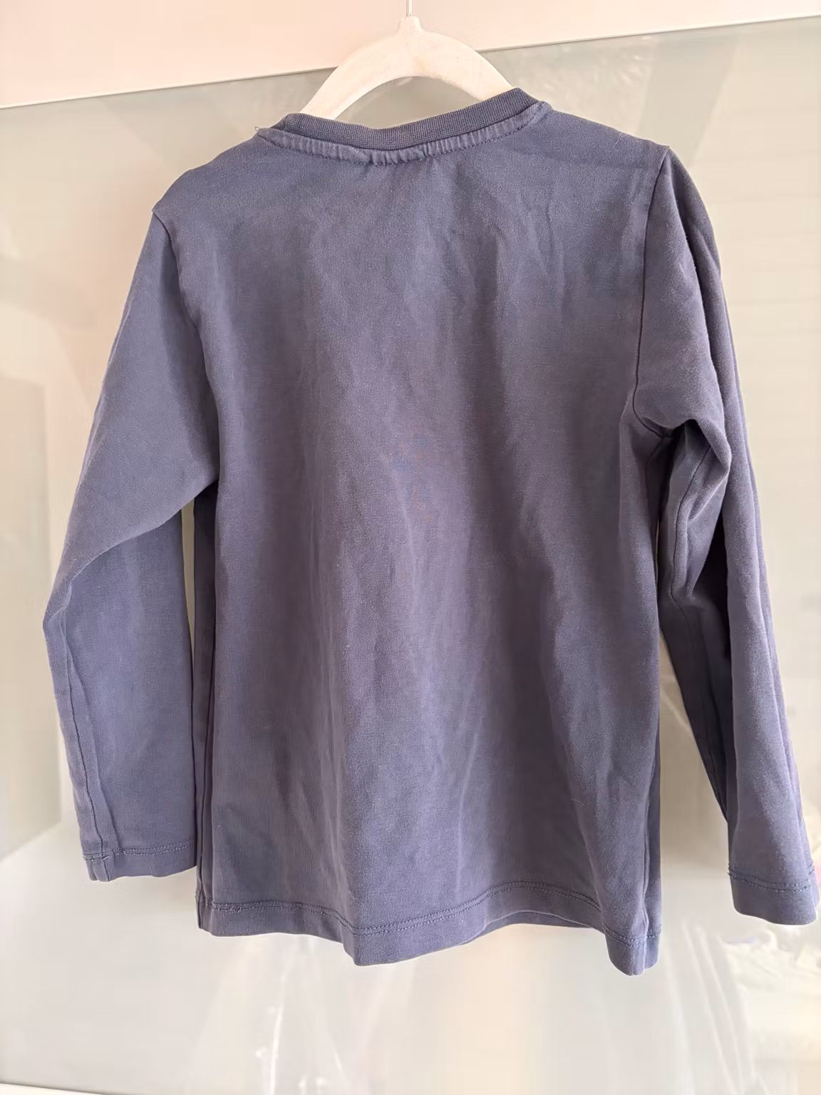 Hummel mørkeblå langærmet bluse med stort logo – str. 110