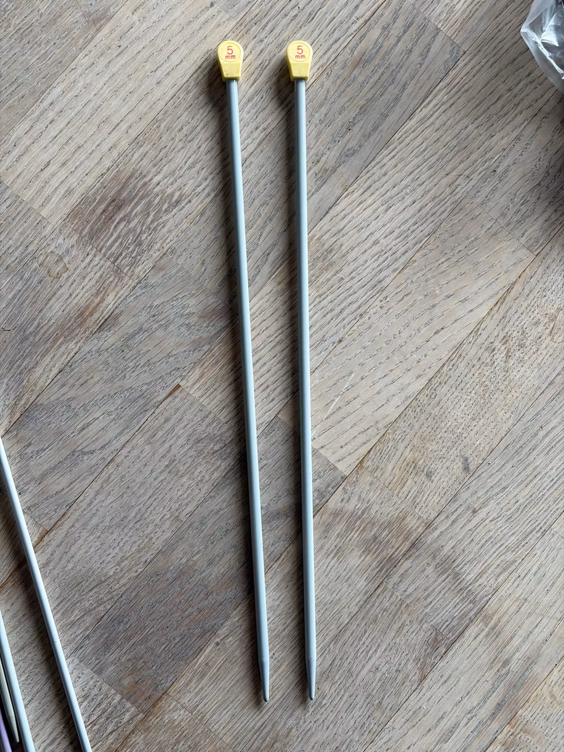 Strikkepinde 5 mm med gule Prym-endeknopper – 1 par