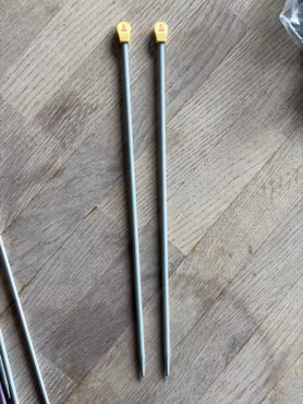 Strikkepinde 5 mm med gule Prym-endeknopper – 1 par