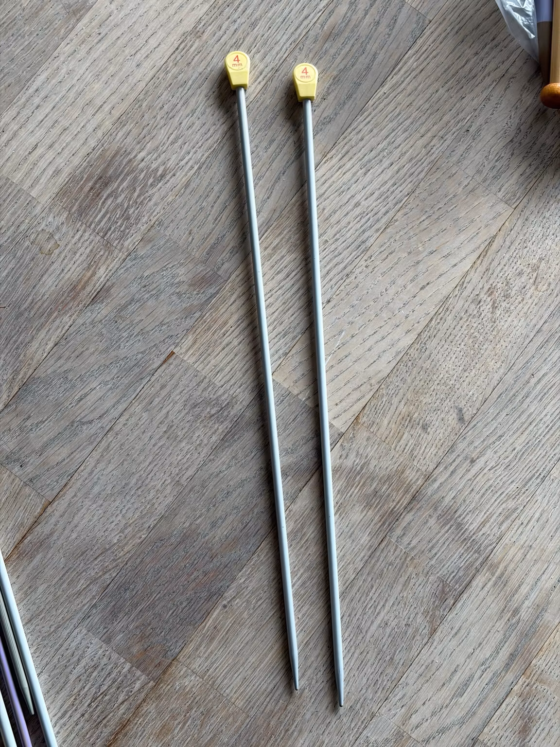 Prym strikkepinde 4 mm med gule endeknopper – 1 par