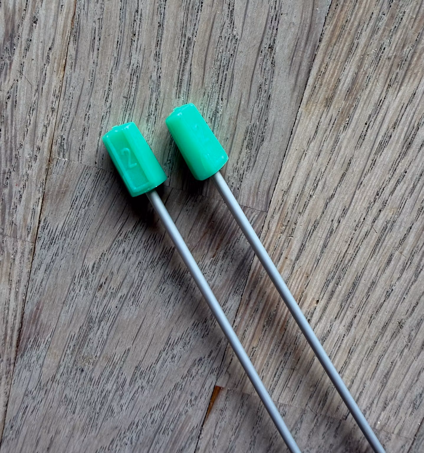 Strikkepinde 2 mm med grønne endeknopper – 1 par