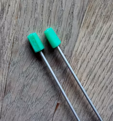 Strikkepinde 2 mm med grønne endeknopper – 1 par