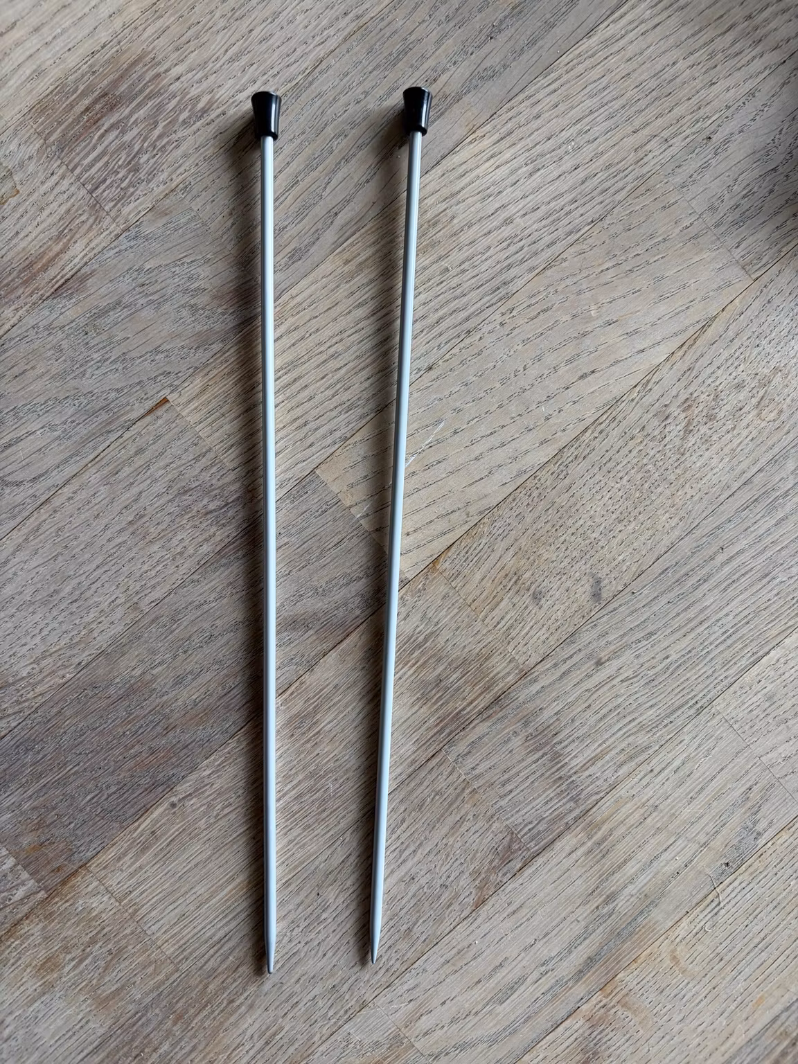 Smalle strikkepinde med sorte endeknopper – 1 par