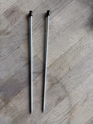 Smalle strikkepinde med sorte endeknopper – 1 par