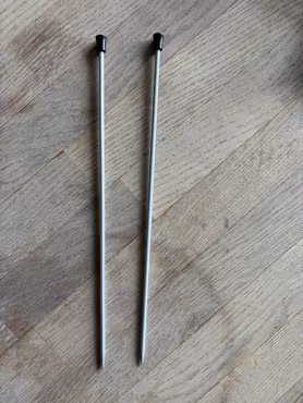 Smalle strikkepinde med sorte endeknopper – 1 par