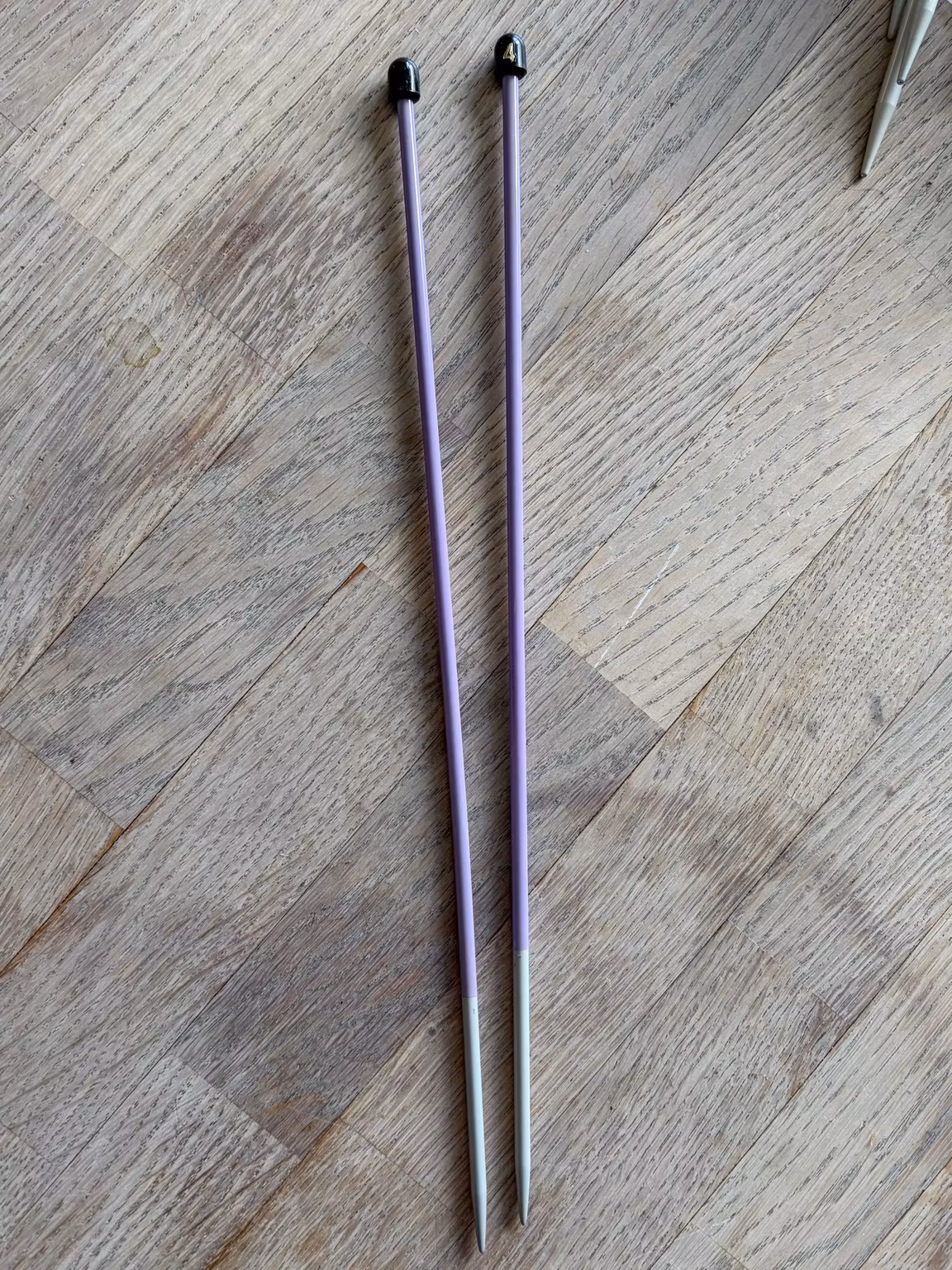 Lilla strikkepinde med sorte endeknopper – 1 par