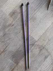 Lilla strikkepinde med sorte endeknopper – 1 par