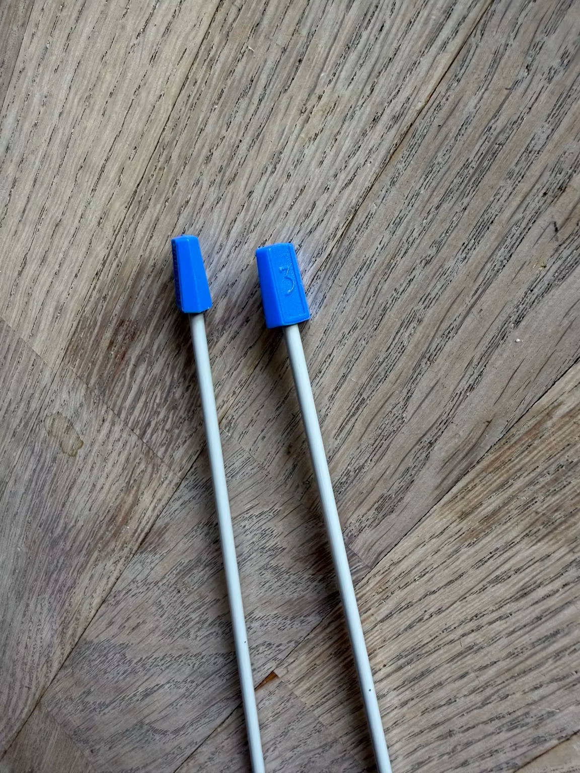 Perlinox strikkepinde 3 mm med blå firkantede endeknopper – 1 par