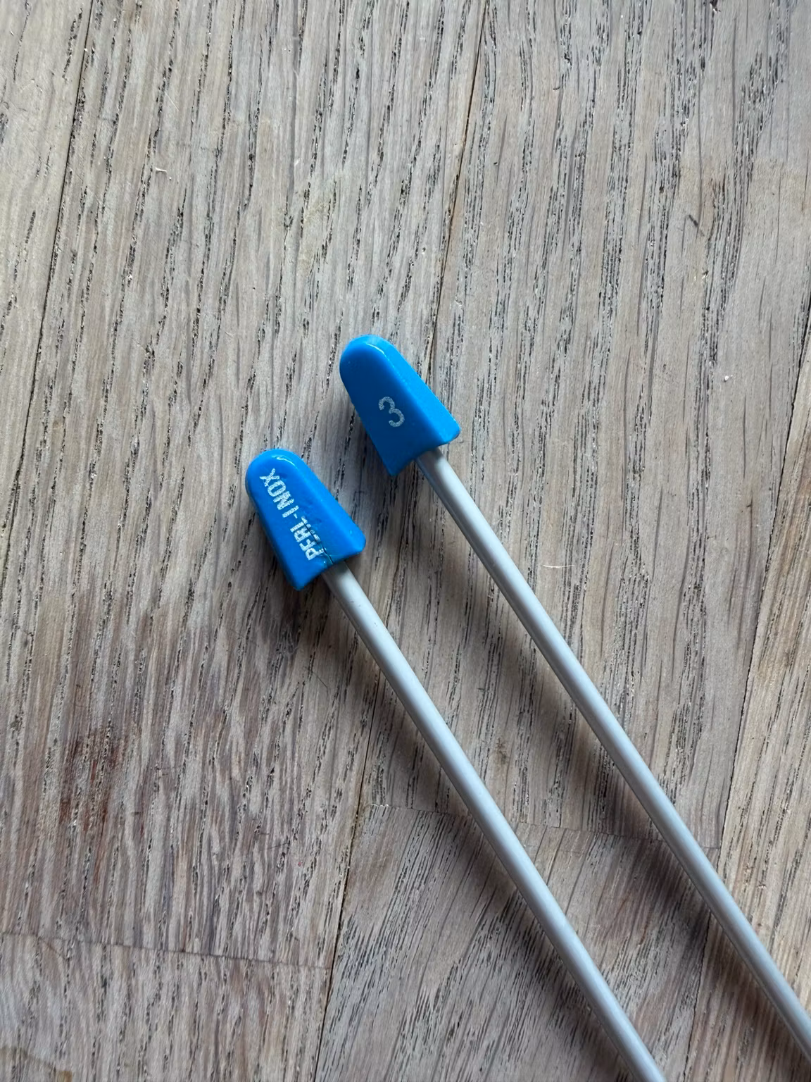 Perlinox strikkepinde 3 mm med blå trekantede endeknopper – 1 par