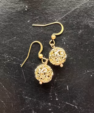 Øreringe med 18K forgyldte hjertekugler – 1 par