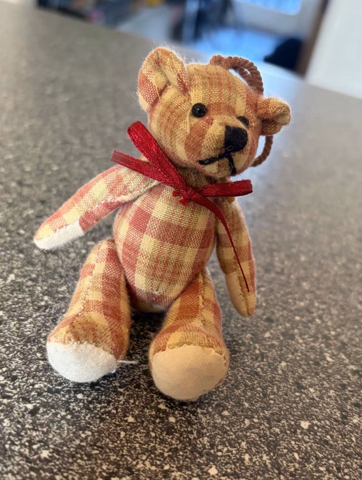 Bamse med røde og beige tern og ophæng – ca. 12 cm