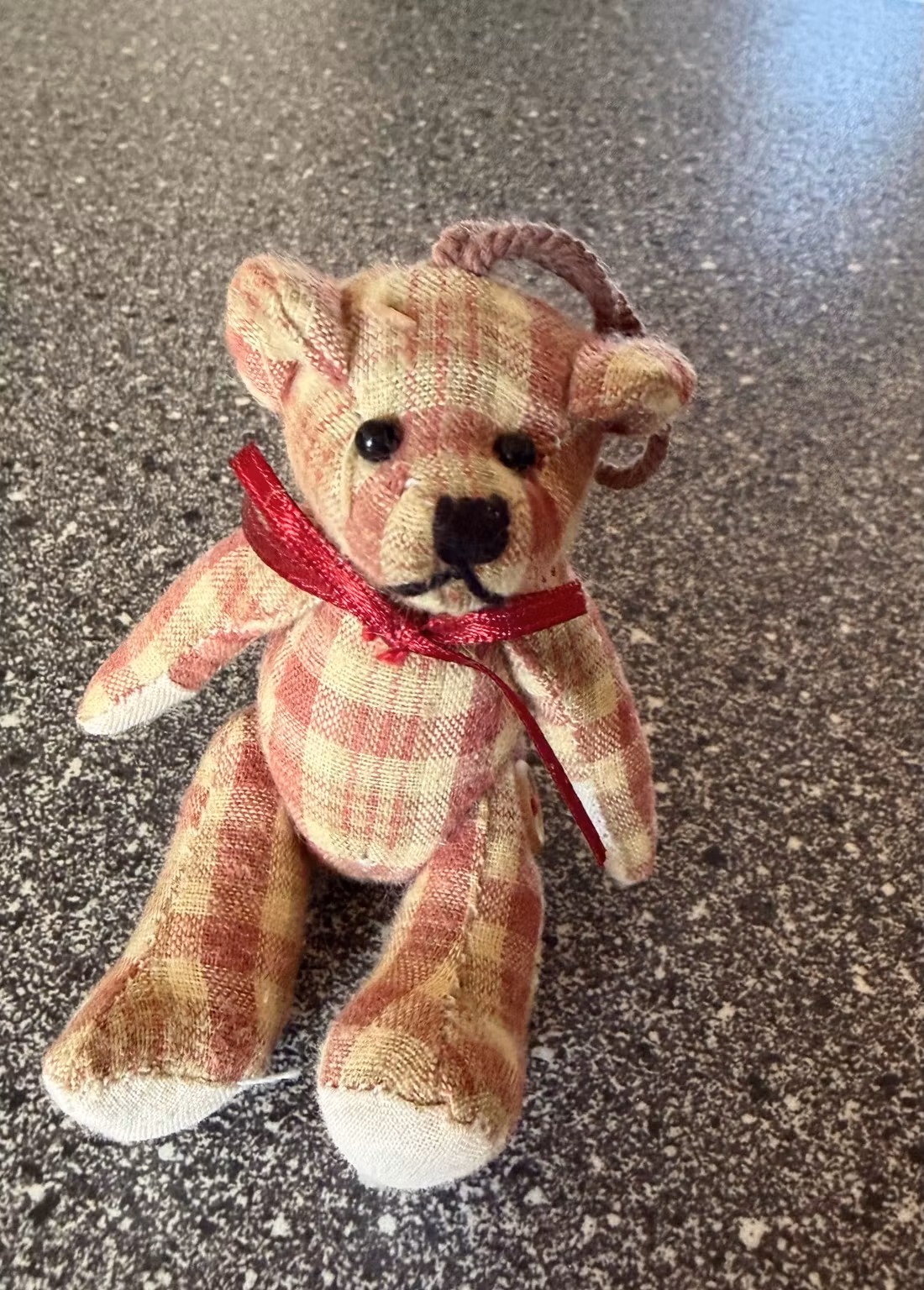 Bamse med røde og beige tern og ophæng – ca. 12 cm