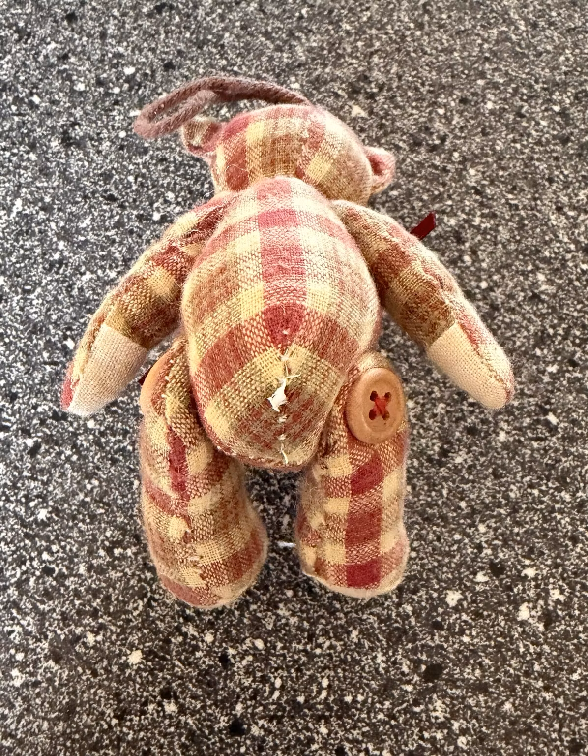 Bamse med røde og beige tern og ophæng – ca. 12 cm