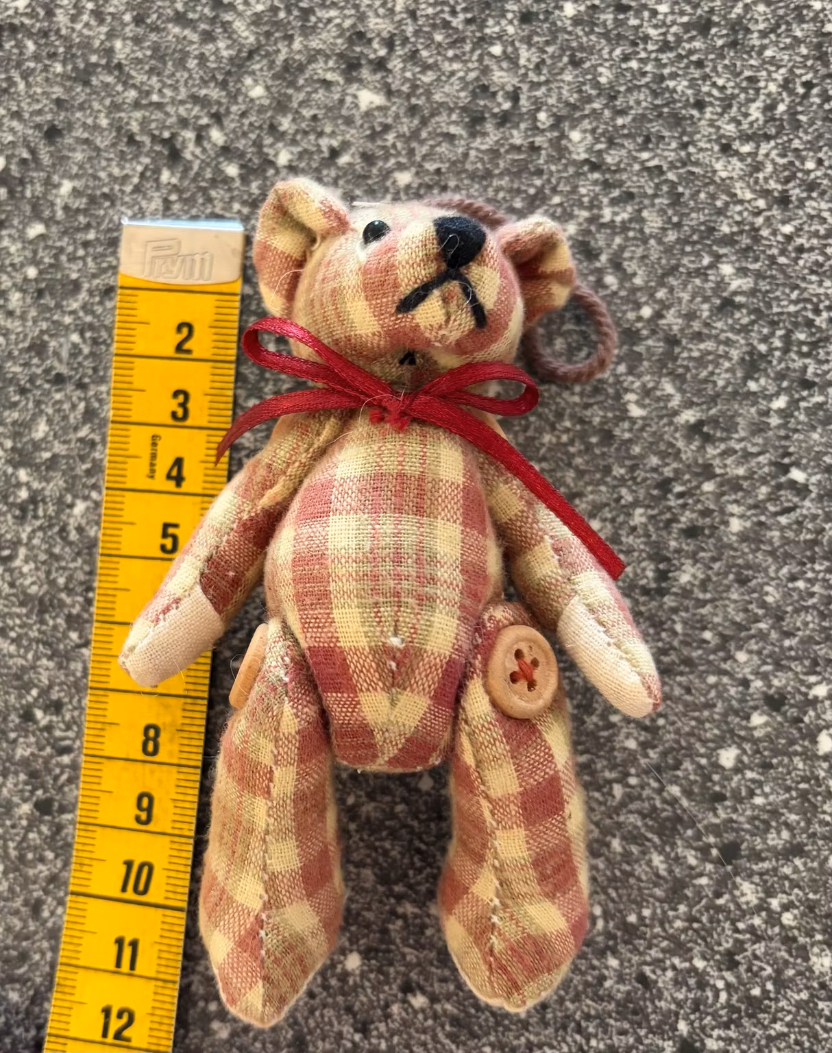Bamse med røde og beige tern og ophæng – ca. 12 cm