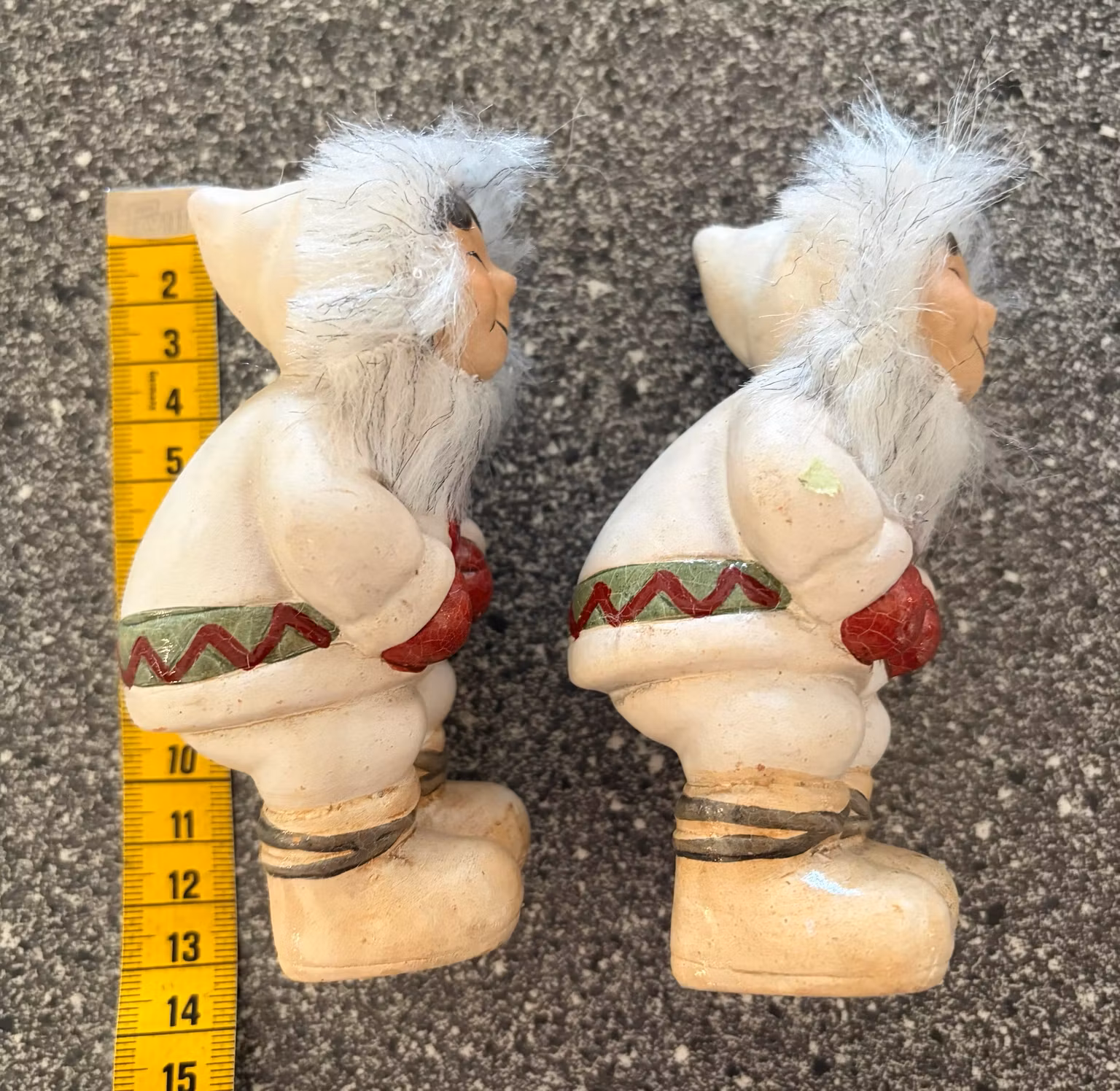 Vinterfigurer med hvide hætter og røde vanter – 2 stk., ca. 13 cm
