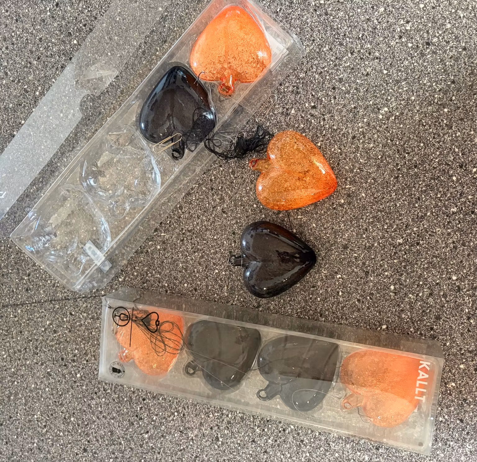 Julehjerter IKEA KALLT i sort og orange – 8 stk., ca. 9 cm