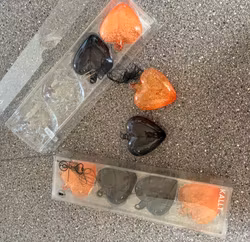 Julehjerter IKEA KALLT i sort og orange – 8 stk., ca. 9 cm