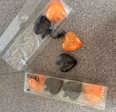 Julehjerter IKEA KALLT i sort og orange – 8 stk., ca. 9 cm