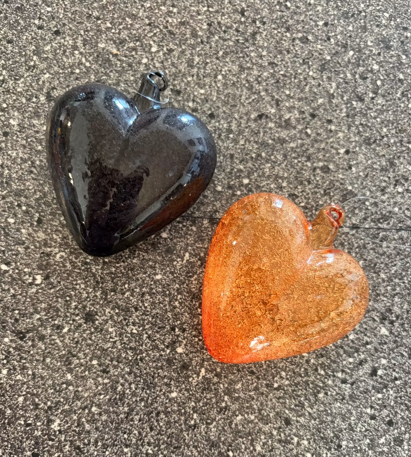 Julehjerter IKEA KALLT i sort og orange – 8 stk., ca. 9 cm