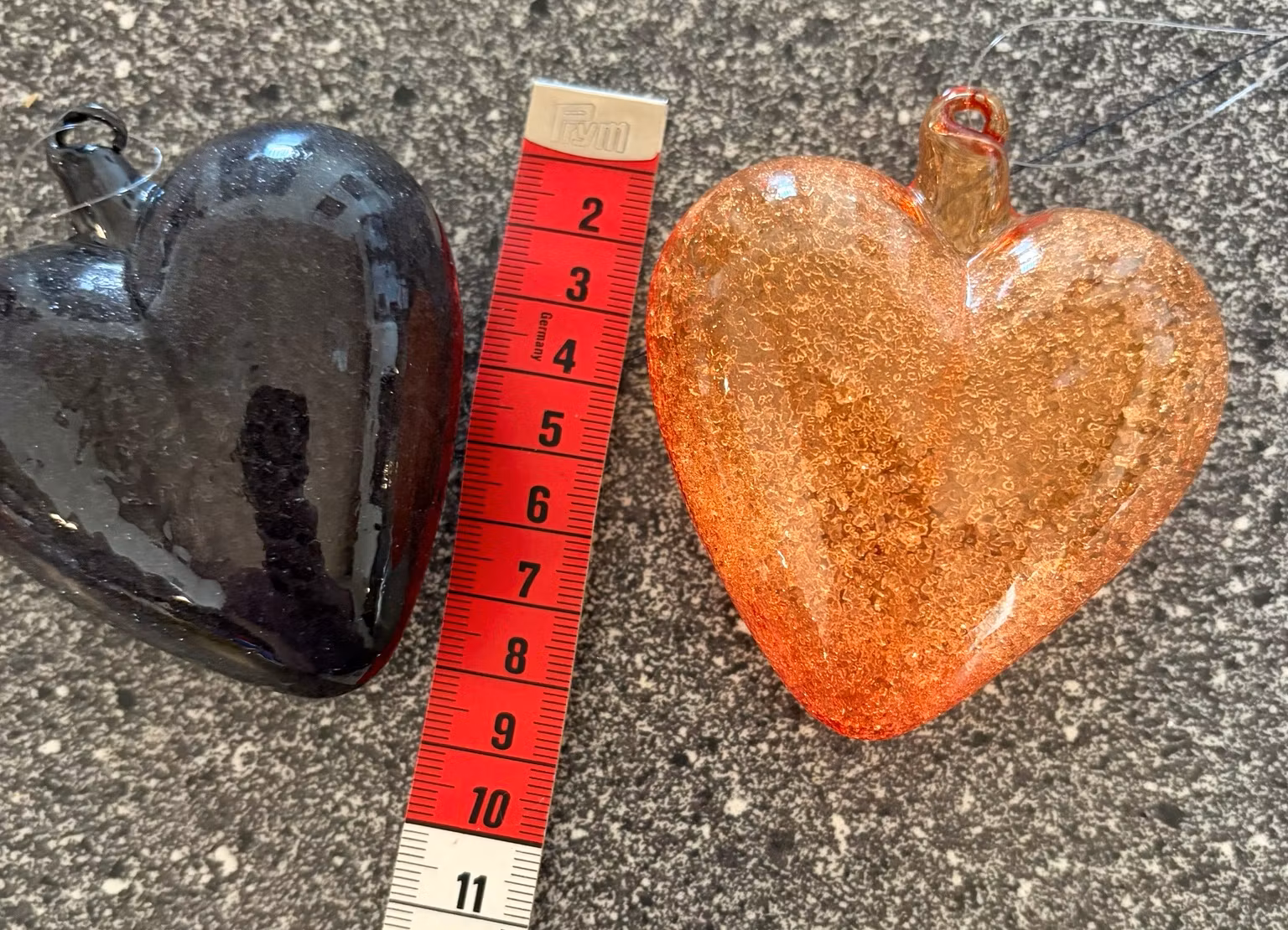 Julehjerter IKEA KALLT i sort og orange – 8 stk., ca. 9 cm