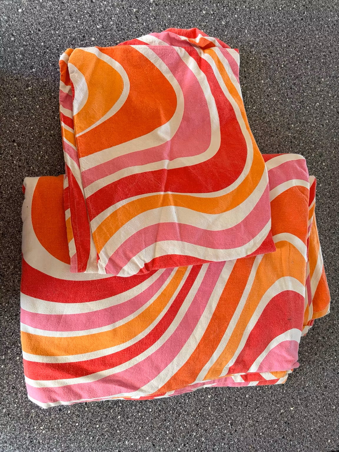 Sengesæt med bølgemønster i orange, pink og hvid – 140 × 200 cm