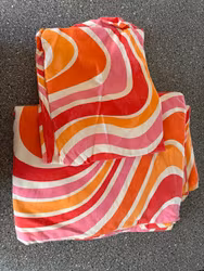 Sengesæt med bølgemønster i orange, pink og hvid – 140 × 200 cm