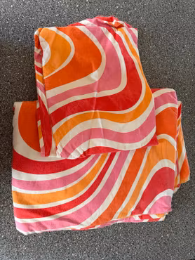 Sengesæt med bølgemønster i orange, pink og hvid – 140 × 200 cm