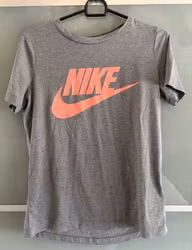 T-shirt fra Nike i grå med pink logo – str. S