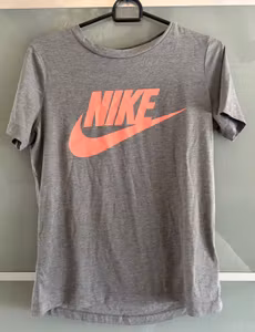 T-shirt fra Nike i grå med pink logo – str. S
