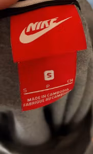 T-shirt fra Nike i grå med pink logo – str. S