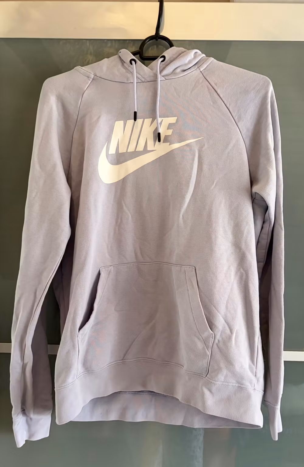 Hættetrøje fra Nike i lyslilla med hvidt logo – str. M