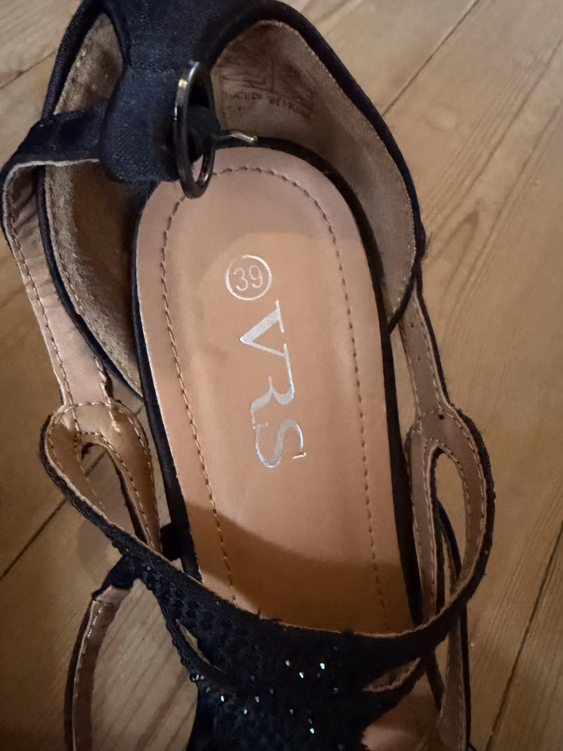 Sandaler VRS – sorte med sten og høj hæl – str. 39