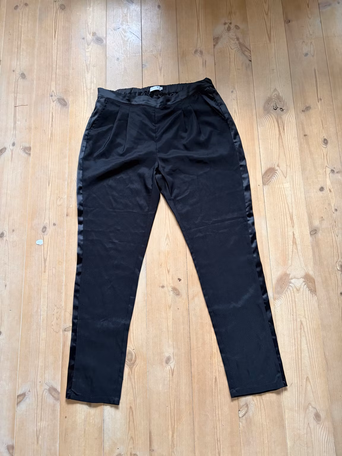 Bukser VRS Woman sorte med blanke sidestriber – str. XL