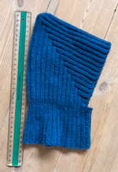 Elefanthue håndstrikket i petrolblå – ca. 26 cm høj