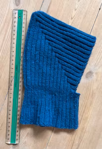 Elefanthue håndstrikket i petrolblå – ca. 26 cm høj