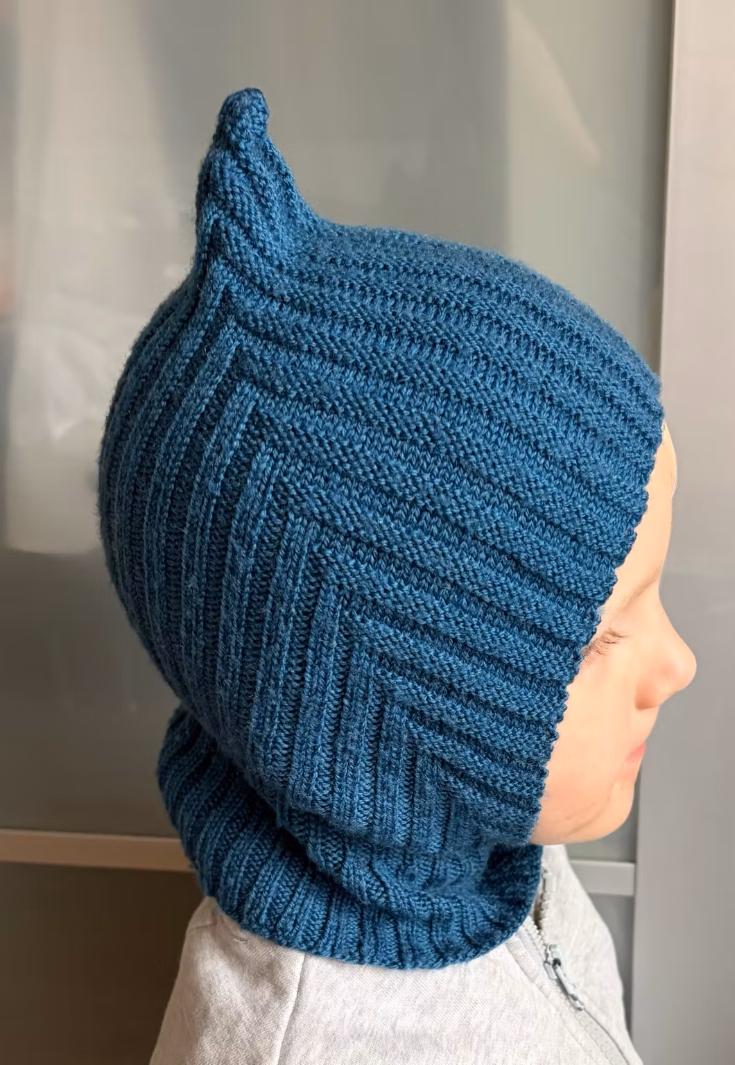 Elefanthue håndstrikket i petrolblå – ca. 26 cm høj