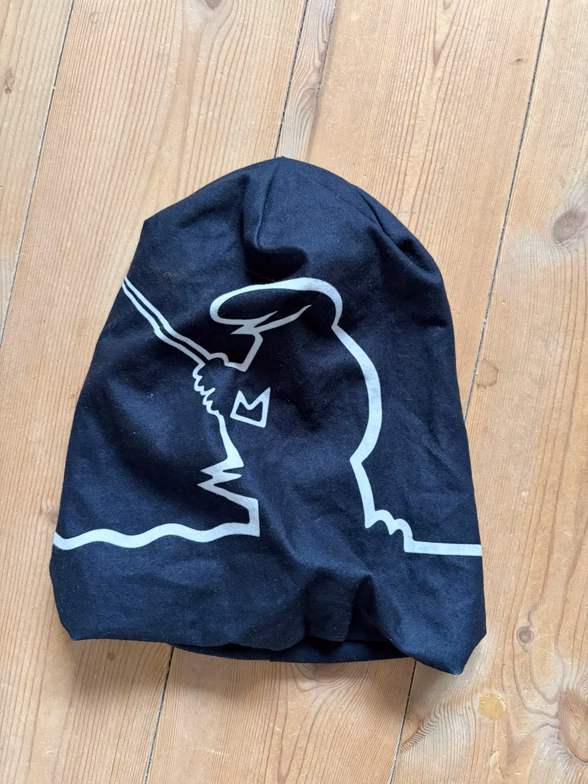 Hue sort med hvidt motiv – ca. 23 cm bred