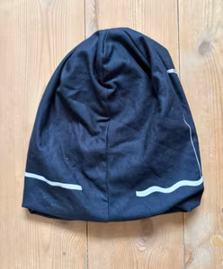 Hue sort med hvidt motiv – ca. 23 cm bred