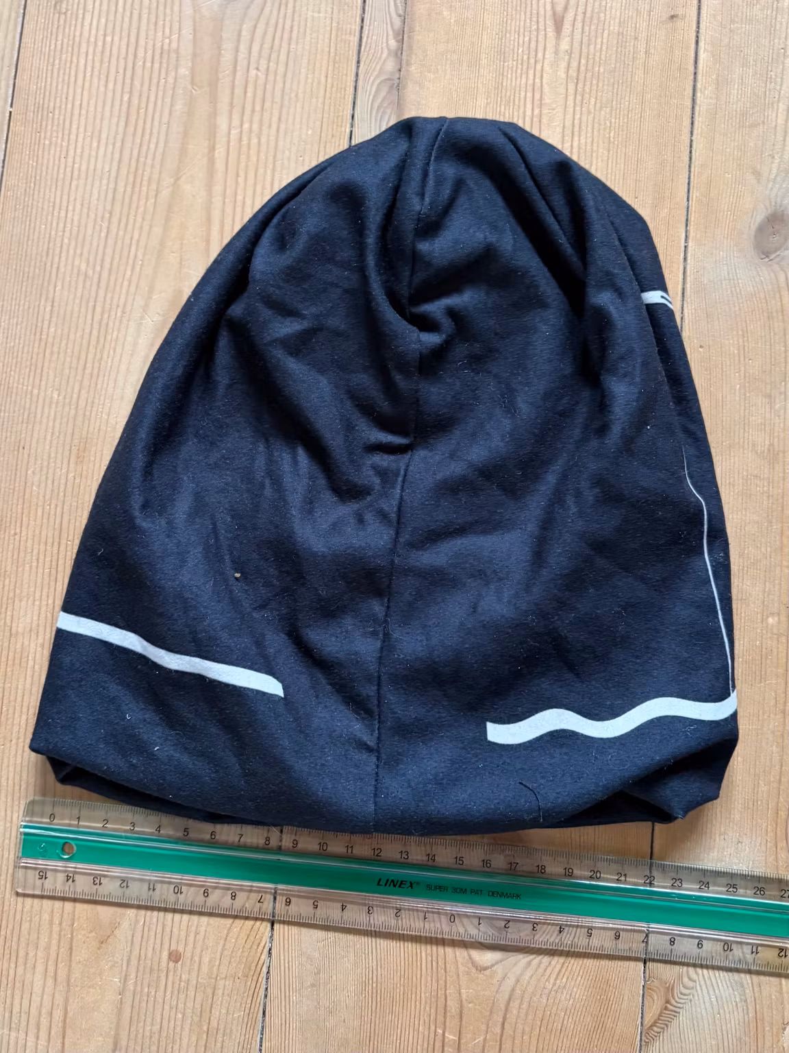 Hue sort med hvidt motiv – ca. 23 cm bred