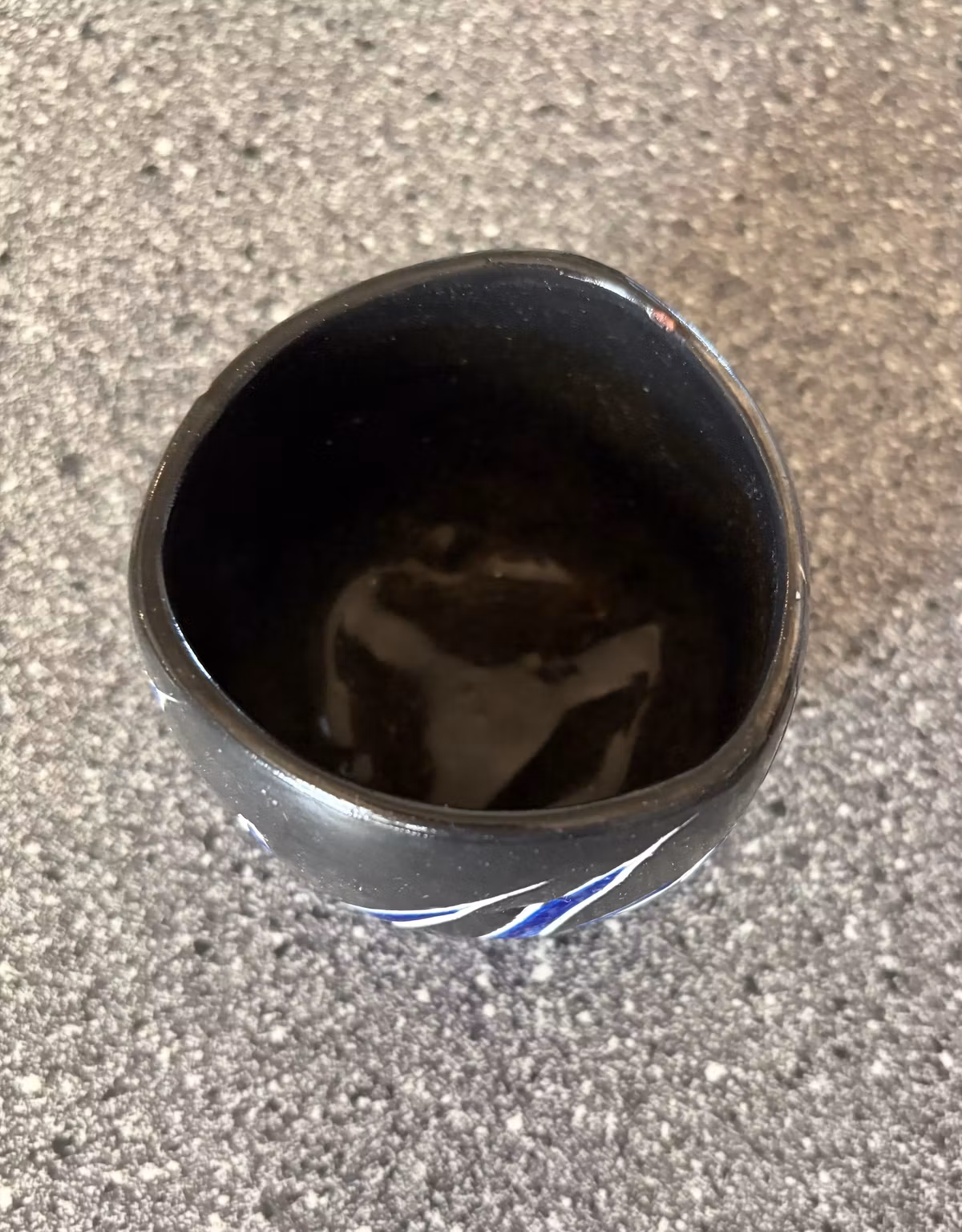 Keramikskjuler – sort med blåt og hvidt mønster – ca. 8 cm