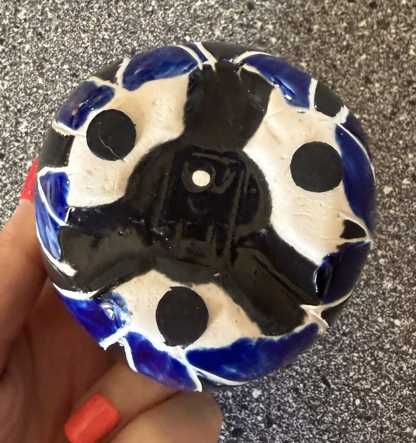 Keramikskjuler – sort med blåt og hvidt mønster – ca. 8 cm