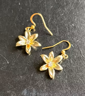 Øreringe med gyldne seksbladede blomster og klare sten – 1 par