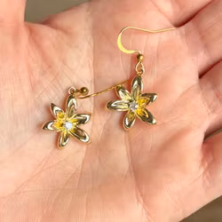 Øreringe med gyldne seksbladede blomster og klare sten – 1 par