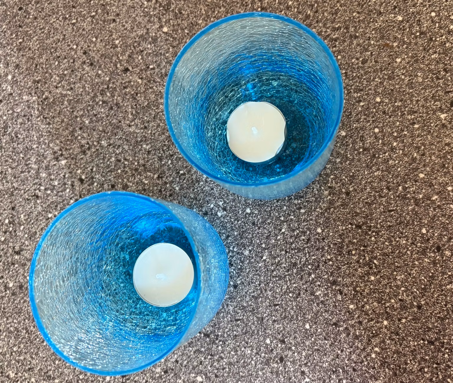 Fyrfadsstager i blåt krakeleret glas – 2 stk., ca. 9,5 cm