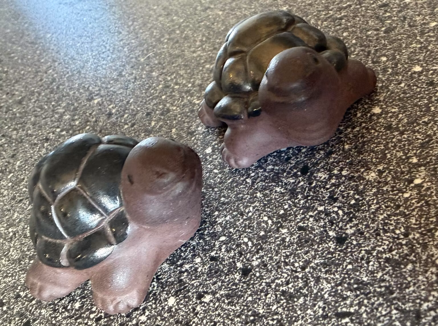Skildpadder i keramik – 2 stk. i brun og mørkegrøn, ca. 8 cm
